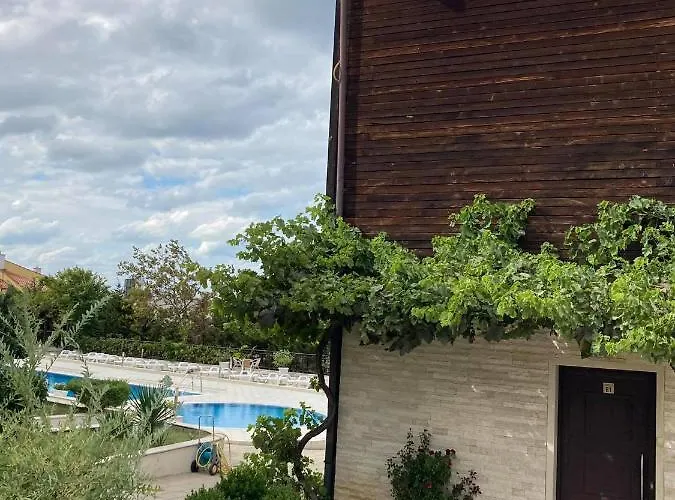 Apolon Complex Aparthotel 4*